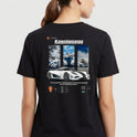 Camiseta com estampa traseira de carro esportivo Koenigsegg em paisagem de montanhas nevadas, detalhes técnicos e logotipo da marca.