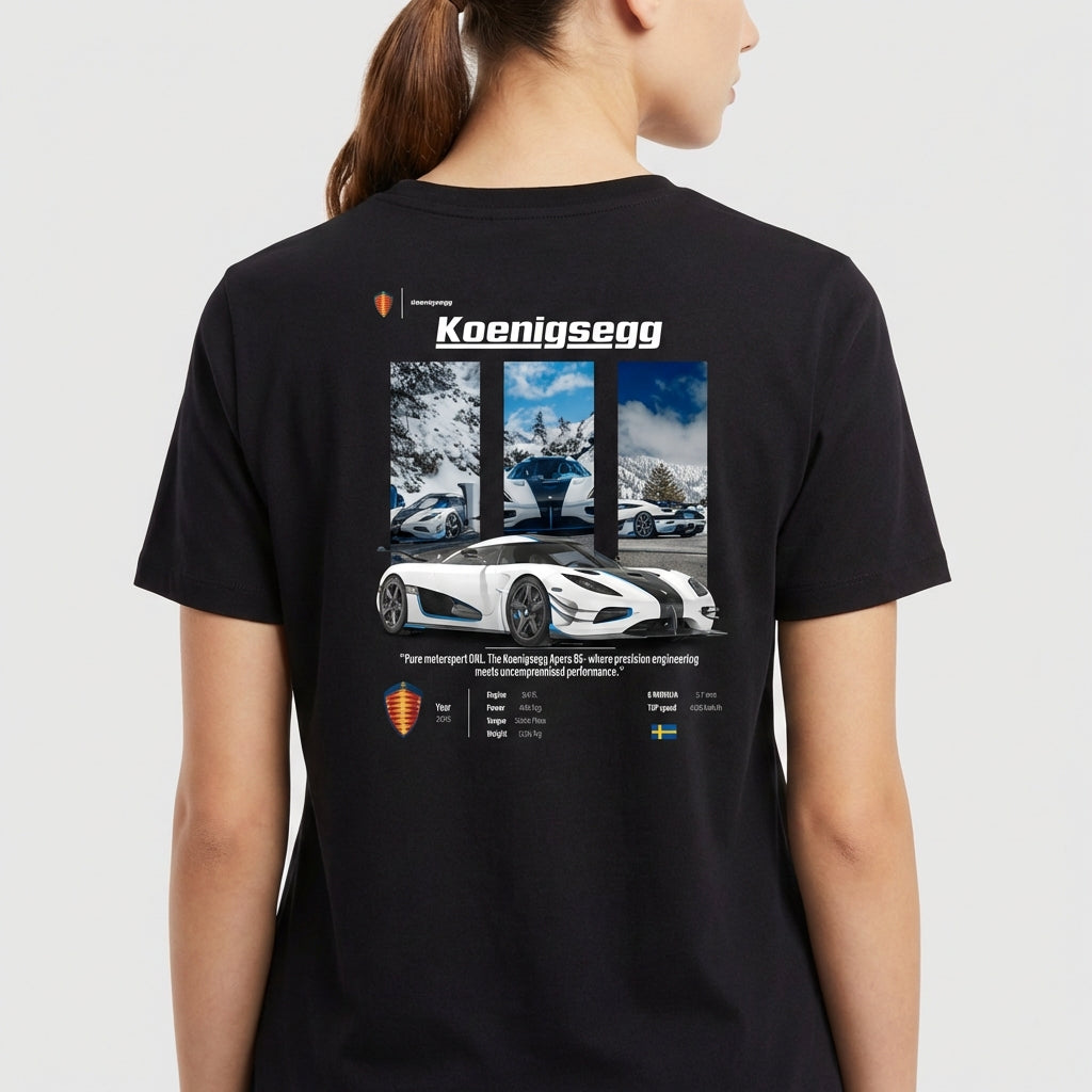 Camiseta com estampa traseira de carro esportivo Koenigsegg em paisagem de montanhas nevadas, detalhes técnicos e logotipo da marca.