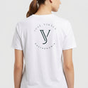 Camiseta com estampa frontal de logo minimalista "José Viráes Gastronomia" no peito e estampa traseira com logo ampliado e texto circular "José Viráes Gastronomia".