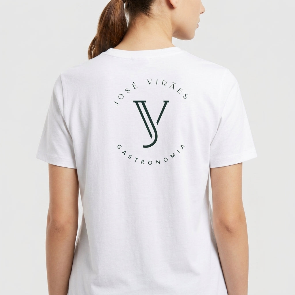 Camiseta com estampa frontal de logo minimalista "José Viráes Gastronomia" no peito e estampa traseira com logo ampliado e texto circular "José Viráes Gastronomia".