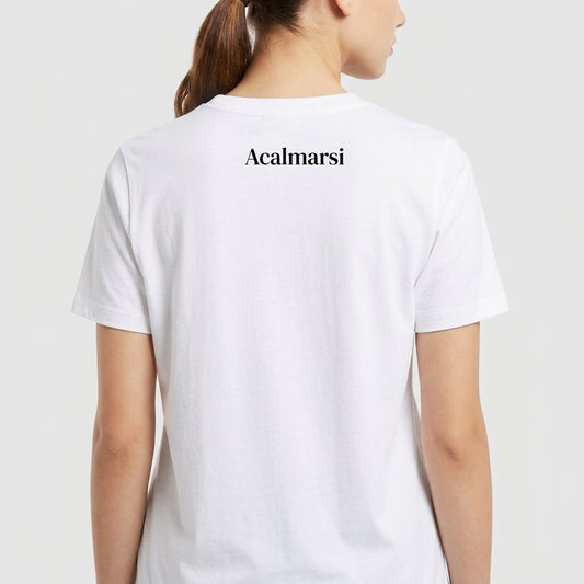 Camiseta com estampa frontal de mãos envolvendo a palavra "AUTISMO" e a frase "Ser diferente é normal" e estampa traseira de texto "Acalmarsi".
