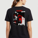 Camiseta com estampa traseira de carro esportivo F40, composta por vistas laterais, frontais e texto estilizado nas cores vermelha e branca.