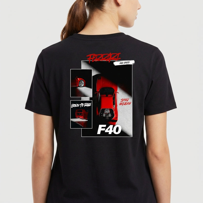 Camiseta com estampa traseira de carro esportivo F40, composta por vistas laterais, frontais e texto estilizado nas cores vermelha e branca.