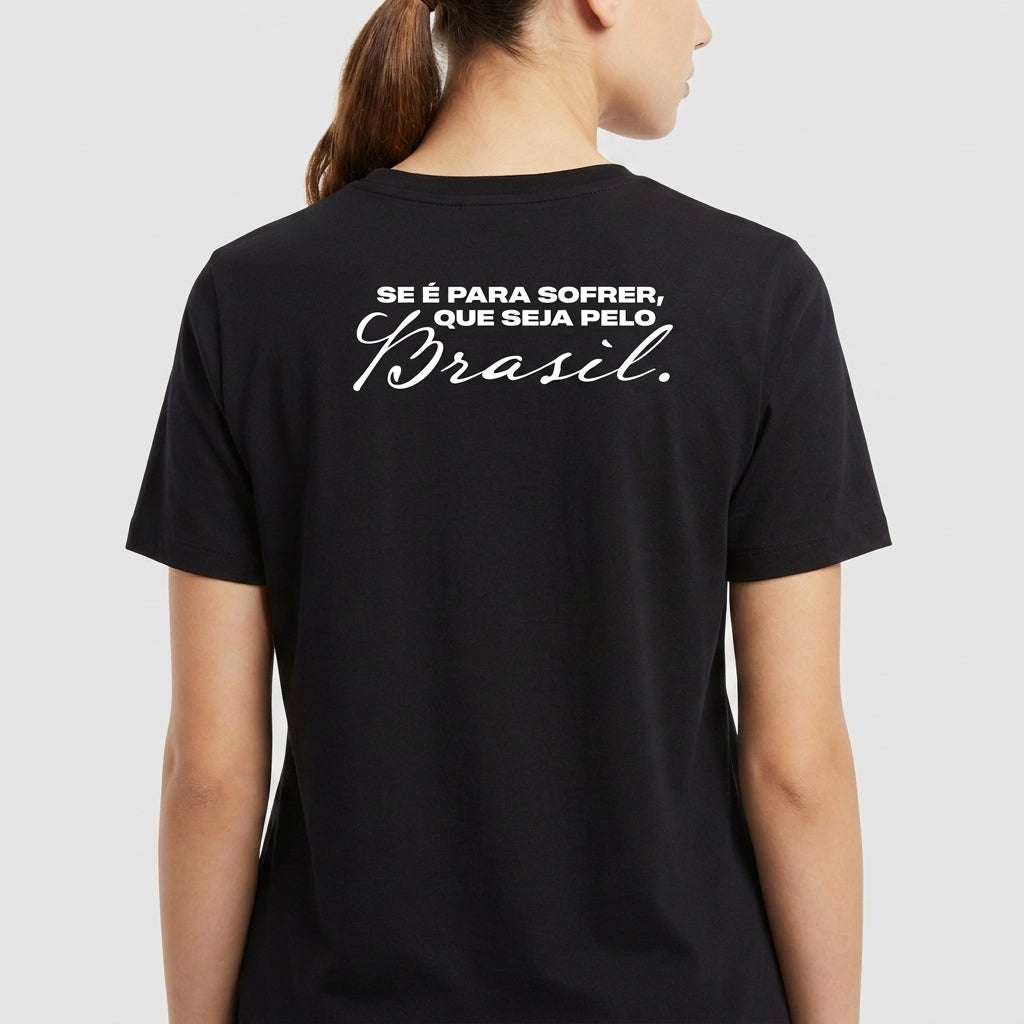 Camiseta com estampa frontal de brasão estilizado com listras e estrelas e estampa traseira de frase inspiradora em tipografia elegante.