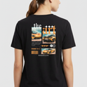 Camiseta com estampa traseira de colagem automotiva, incluindo dois carros esportivos, texto estilizado "the art", códigos de barras e ícones gráficos.