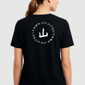 Camiseta com estampa frontal de texto "YAMA JIU JITSU" e estampa traseira de símbolo estilizado rodeado pelas palavras "YAMA JIU JITSU".