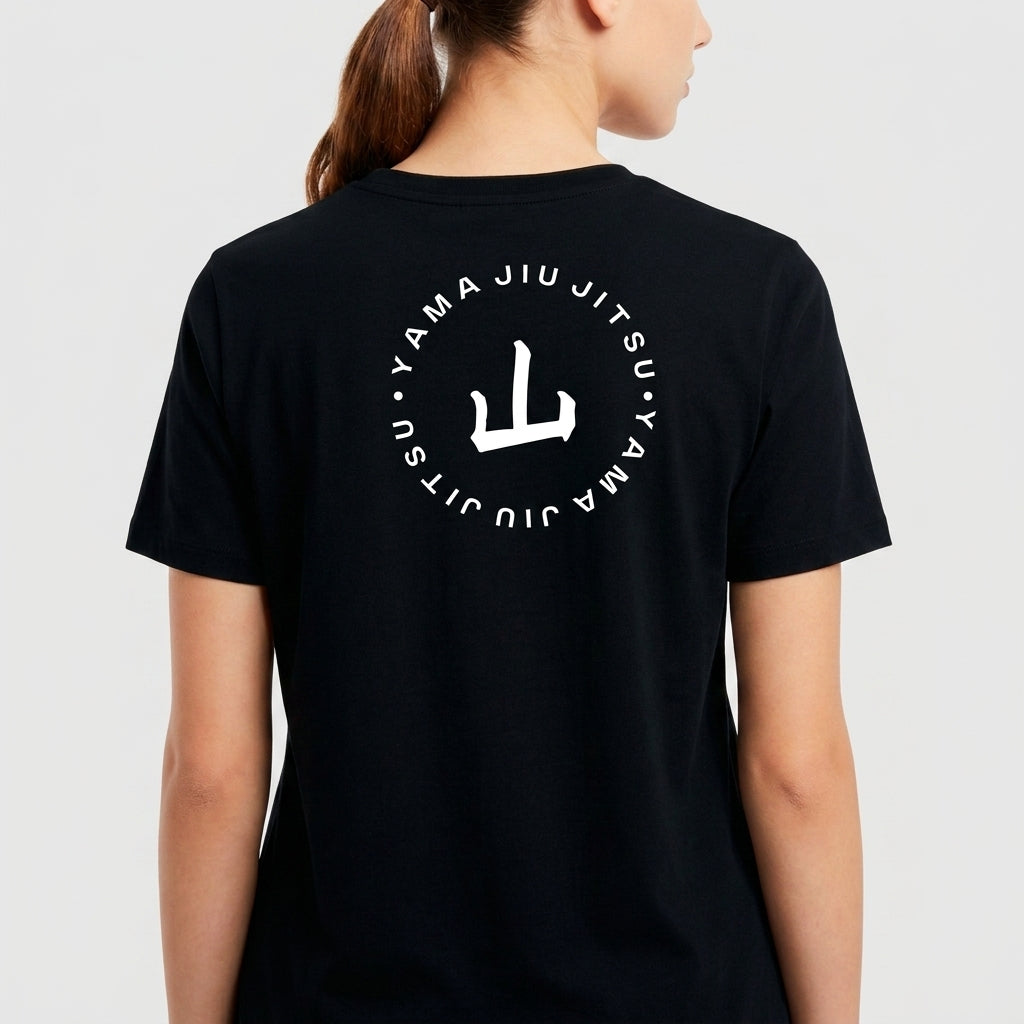 Camiseta com estampa frontal de texto "YAMA JIU JITSU" e estampa traseira de símbolo estilizado rodeado pelas palavras "YAMA JIU JITSU".
