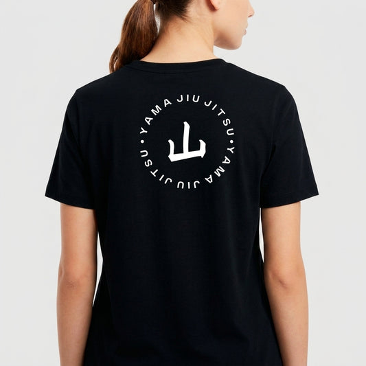 Camiseta com estampa frontal de texto "YAMA JIU JITSU" e estampa traseira de símbolo estilizado rodeado pelas palavras "YAMA JIU JITSU".