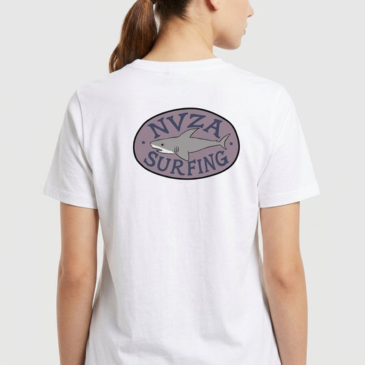 Camiseta com estampa frontal de tubarão e a palavra "NVZA" acima e estampa traseira com emblema oval, tubarão, e "NVZA SURFING" em destaque.