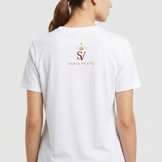 Camiseta com estampa frontal de imagem religiosa cercada por flores detalhadas e estampa traseira de logotipo estilizado com coroa e texto minimalista.