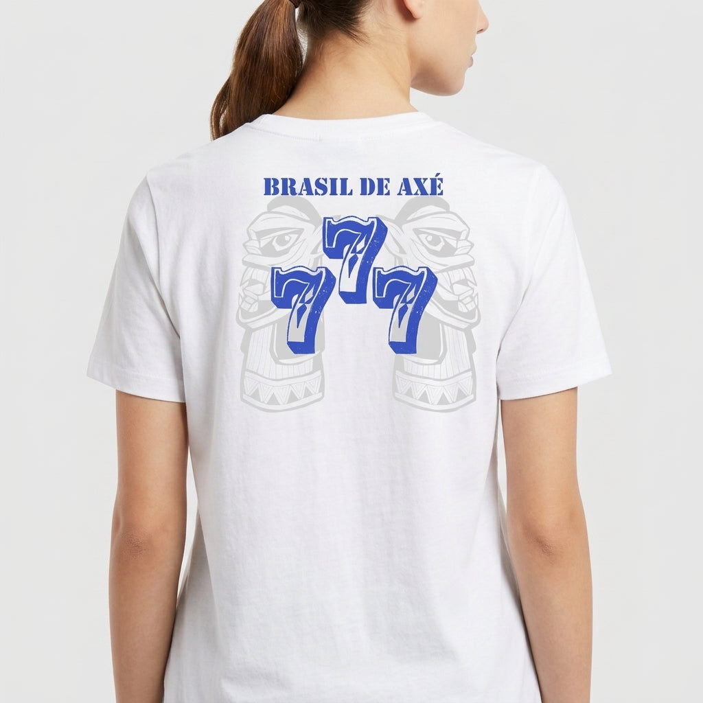 Camiseta com estampa frontal de brasão detalhado e estampa traseira de "Brasil de Axé" com números "777" estilizados sobre imagem difusa de elementos culturais.