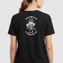 Camiseta com estampa frontal de esqueleto com espadas e a palavra "LEGIO", e estampa traseira com esqueleto similar e frase "VIVA POR ALGO OU MORRA POR NADA".