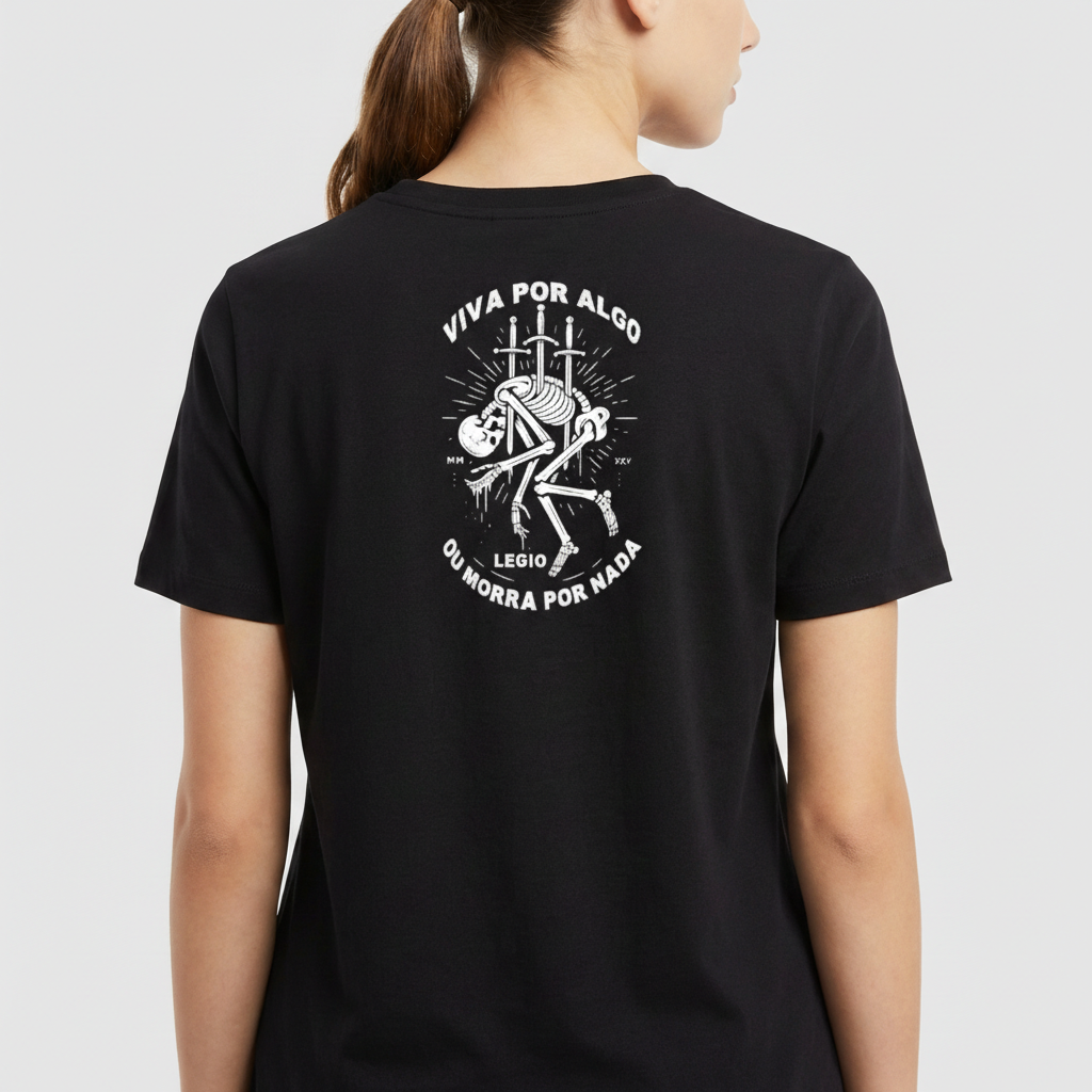 Camiseta com estampa frontal de esqueleto com espadas e a palavra "LEGIO", e estampa traseira com esqueleto similar e frase "VIVA POR ALGO OU MORRA POR NADA".