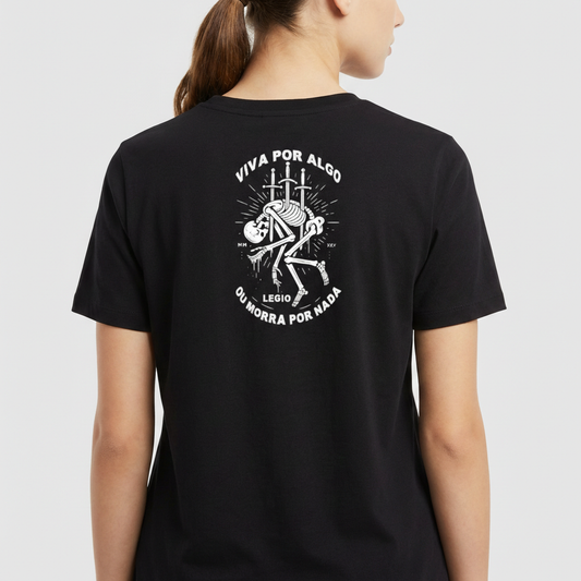 Camiseta com estampa frontal de esqueleto com espadas e a palavra "LEGIO", e estampa traseira com esqueleto similar e frase "VIVA POR ALGO OU MORRA POR NADA".
