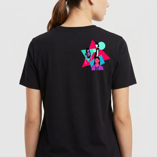 Camiseta com estampa frontal de figuras geométricas sobrepostas com silhuetas humanas e estampa traseira similar com posicionamento centralizado.