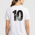 Camiseta com estampa traseira de número "10" contendo a imagem de um jogador com uniforme listrado comemorando em um estádio lotado.