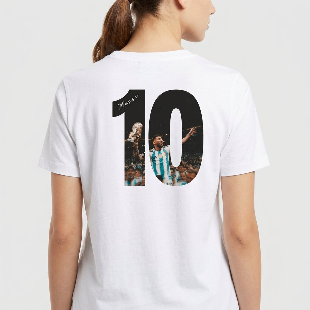 Camiseta com estampa traseira de número "10" contendo a imagem de um jogador com uniforme listrado comemorando em um estádio lotado.
