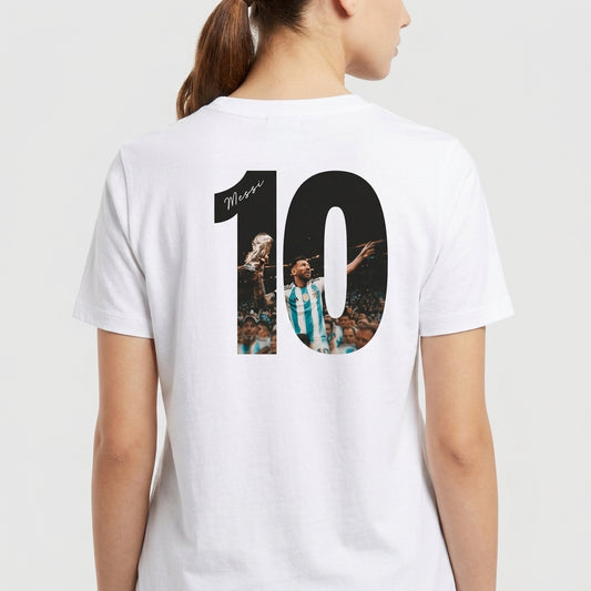 Camiseta com estampa traseira de número "10" contendo a imagem de um jogador com uniforme listrado comemorando em um estádio lotado.