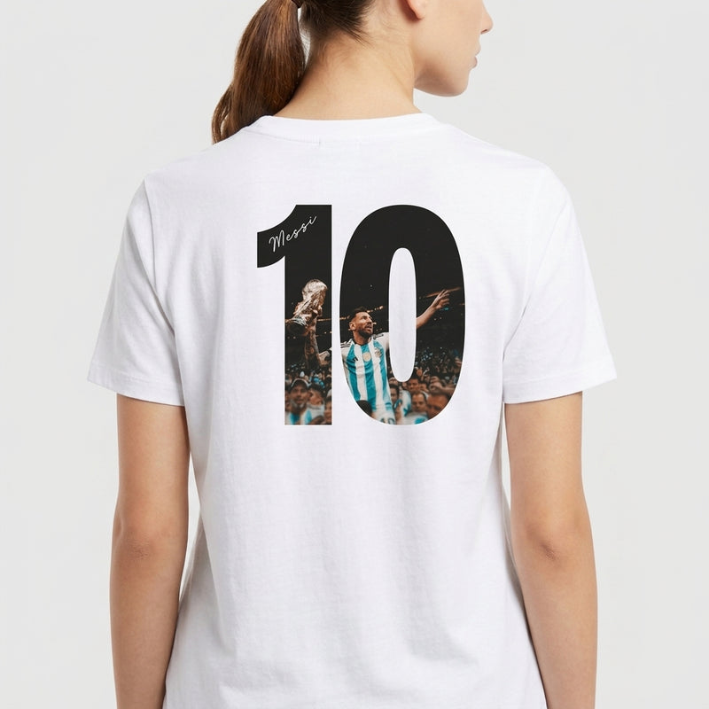 Camiseta com estampa traseira de número "10" contendo a imagem de um jogador com uniforme listrado comemorando em um estádio lotado.
