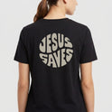 Camiseta com estampa frontal de um círculo contendo as palavras "Jesus Saves" e estampa traseira maior do mesmo círculo com a mesma mensagem.