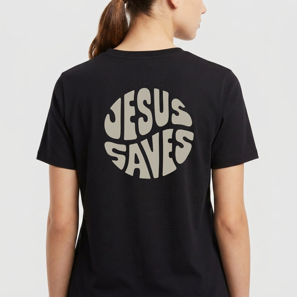 Camiseta com estampa frontal de um círculo contendo as palavras "Jesus Saves" e estampa traseira maior do mesmo círculo com a mesma mensagem.
