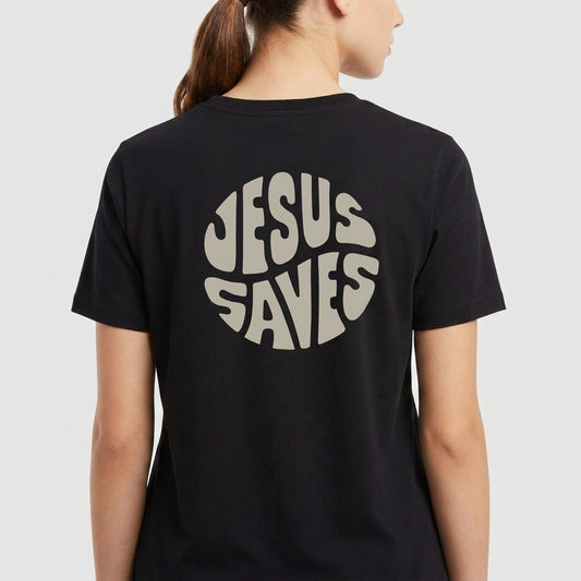 Camiseta com estampa frontal de um círculo contendo as palavras "Jesus Saves" e estampa traseira maior do mesmo círculo com a mesma mensagem.