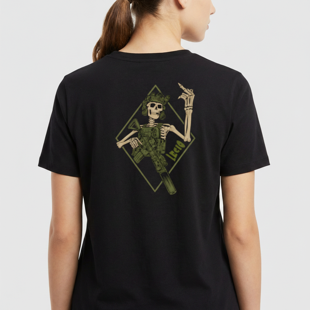 Camiseta com estampa frontal de punho fechado com dedos estendidos e "Lego" em estilo estilizado, e estampa traseira de esqueleto armado em moldura geométrica.