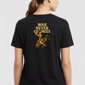 Camiseta com estampa frontal de uma bomba com a inscrição "Lego" e estampa traseira de mulher sentada sobre uma bomba com a frase "War Never Changes".