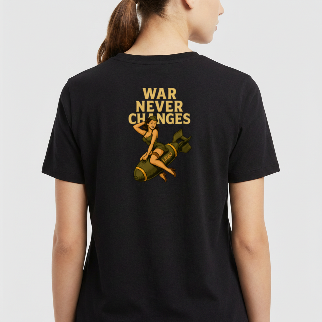 Camiseta com estampa frontal de uma bomba com a inscrição "Lego" e estampa traseira de mulher sentada sobre uma bomba com a frase "War Never Changes".
