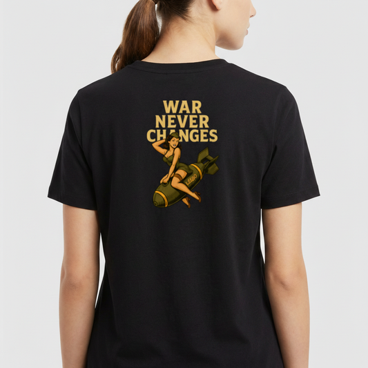 Camiseta com estampa frontal de uma bomba com a inscrição "Lego" e estampa traseira de mulher sentada sobre uma bomba com a frase "War Never Changes".
