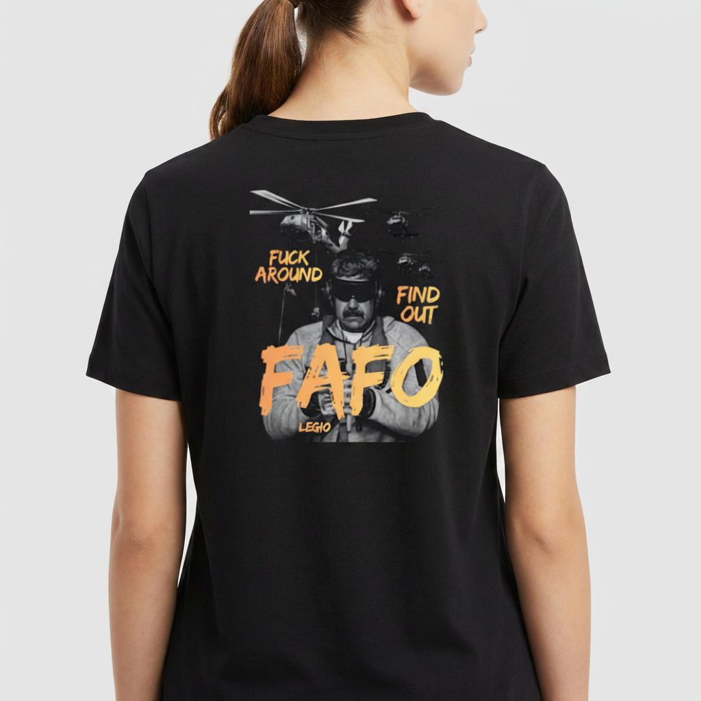 Camiseta com estampa frontal de "FAFO" estilizado e estampa traseira de ilustração com helicópteros, figura com venda e frases "Fuck Around" e "Find Out".