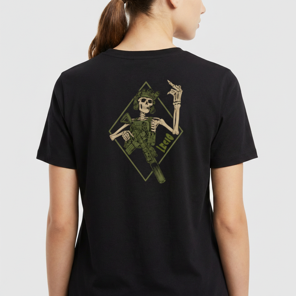 Camiseta com estampa frontal de mão esquelética com sinais e estampa traseira de esqueleto segurando arma dentro de losango estilizado.