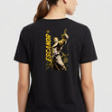 Camiseta com estampa frontal de texto "QUEM DECIDIU ISSO?" em formato de bigode e cabelos estilizados, e estampa traseira de personagem imponente nomeado "Escanor" em pose confiante, acompanhado de textos estilizados e elementos gráficos.