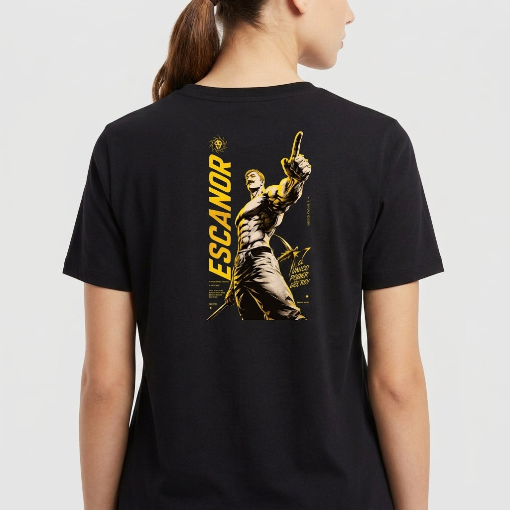 Camiseta com estampa frontal de texto "QUEM DECIDIU ISSO?" em formato de bigode e cabelos estilizados, e estampa traseira de personagem imponente nomeado "Escanor" em pose confiante, acompanhado de textos estilizados e elementos gráficos.