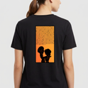 Camiseta com estampa frontal de olhos estilizados e frase “In Your Eyes” e estampa traseira de texto extenso acima de silhuetas de duas pessoas.