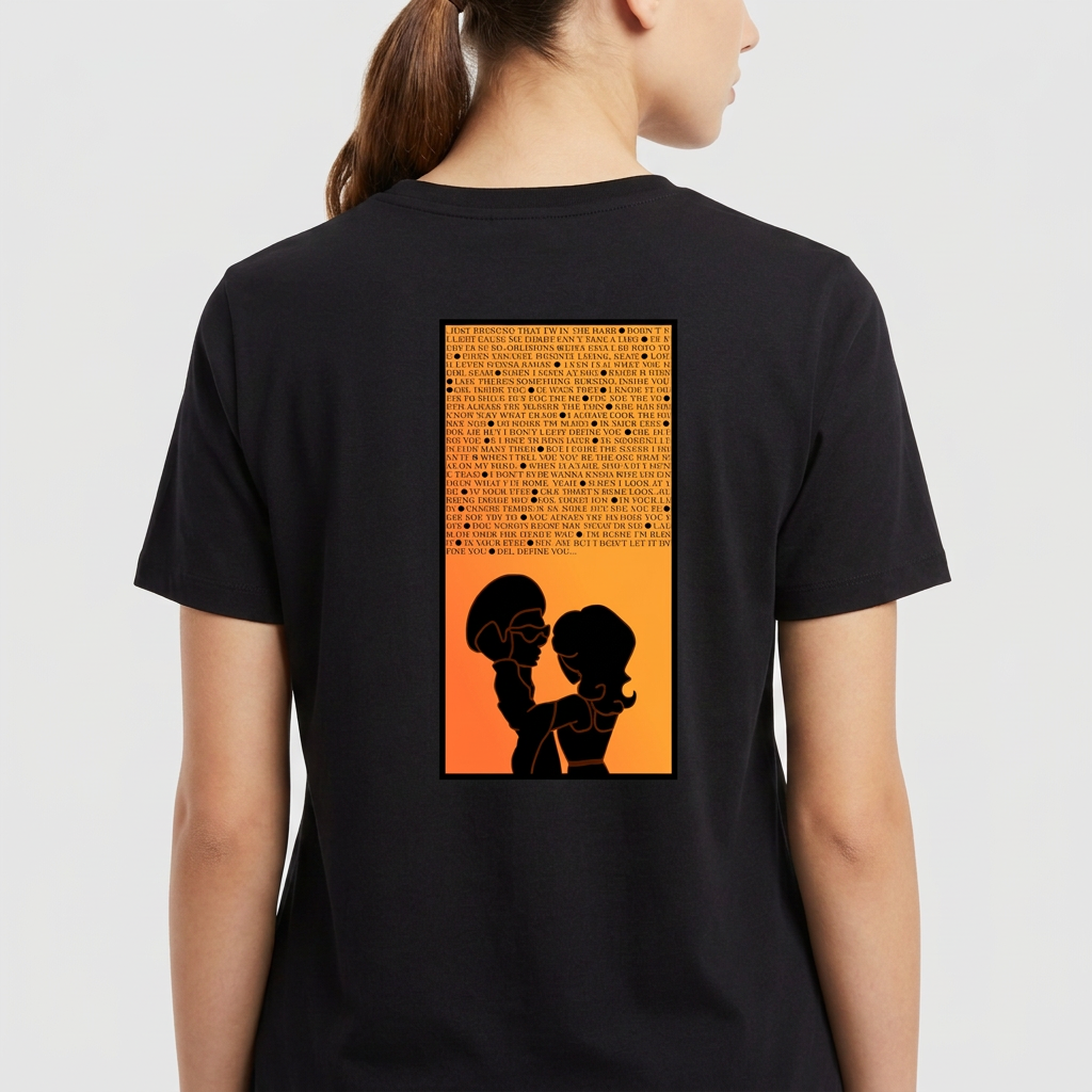 Camiseta com estampa frontal de olhos estilizados e frase “In Your Eyes” e estampa traseira de texto extenso acima de silhuetas de duas pessoas.