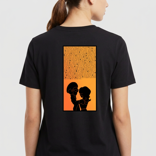 Camiseta com estampa frontal de olhos estilizados e frase “In Your Eyes” e estampa traseira de texto extenso acima de silhuetas de duas pessoas.