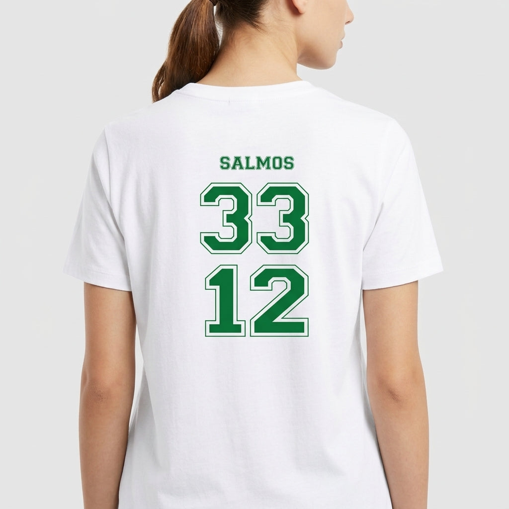 Camiseta com estampa frontal de frase inspiradora acompanhada de símbolo nacional e estampa traseira com texto "SALMOS" acima dos números "33" e "12".