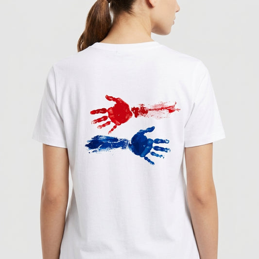 Camiseta com estampa frontal de coração formado por peças de quebra-cabeça com palavras em torno e estampa traseira de duas mãos em impressão artística.