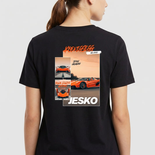 Camiseta com estampa traseira de carro esportivo em alta velocidade com três imagens, incluindo vistas frontais e laterais, com lettering dinâmico.