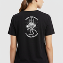 Camiseta com estampa frontal de esqueleto perfurado por espadas sob o texto "LEGIO" e estampa traseira de esqueleto similar com texto "VIVA POR ALGO OU MORRA POR NADA".