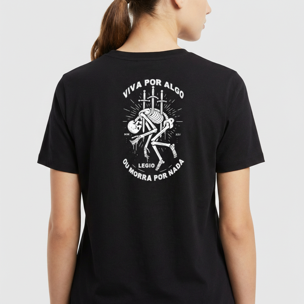 Camiseta com estampa frontal de esqueleto perfurado por espadas sob o texto "LEGIO" e estampa traseira de esqueleto similar com texto "VIVA POR ALGO OU MORRA POR NADA".