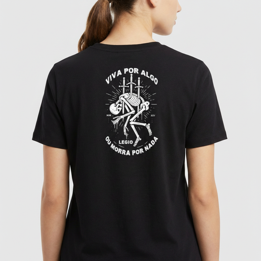 Camiseta com estampa frontal de esqueleto perfurado por espadas sob o texto "LEGIO" e estampa traseira de esqueleto similar com texto "VIVA POR ALGO OU MORRA POR NADA".