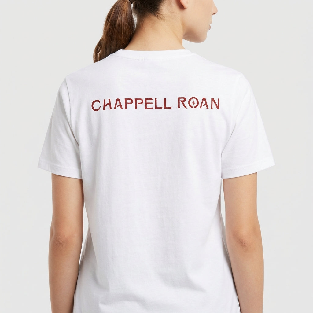 Camiseta com estampa frontal de olhos expressivos detalhados com cílios marcantes e estampa traseira de texto estilizado "CHAPPELL ROAN".