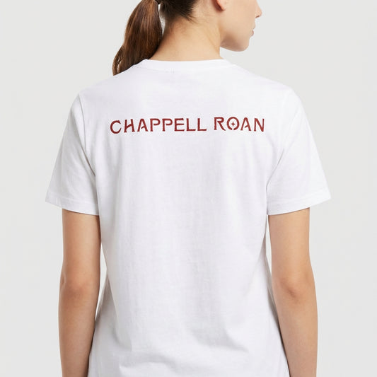 Camiseta com estampa frontal de olhos expressivos detalhados com cílios marcantes e estampa traseira de texto estilizado "CHAPPELL ROAN".