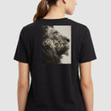 Camiseta com estampa frontal de um coliseu estilizado e estampa traseira de leão em perfil com a frase “Geração de Lêlem" sobre a imagem.