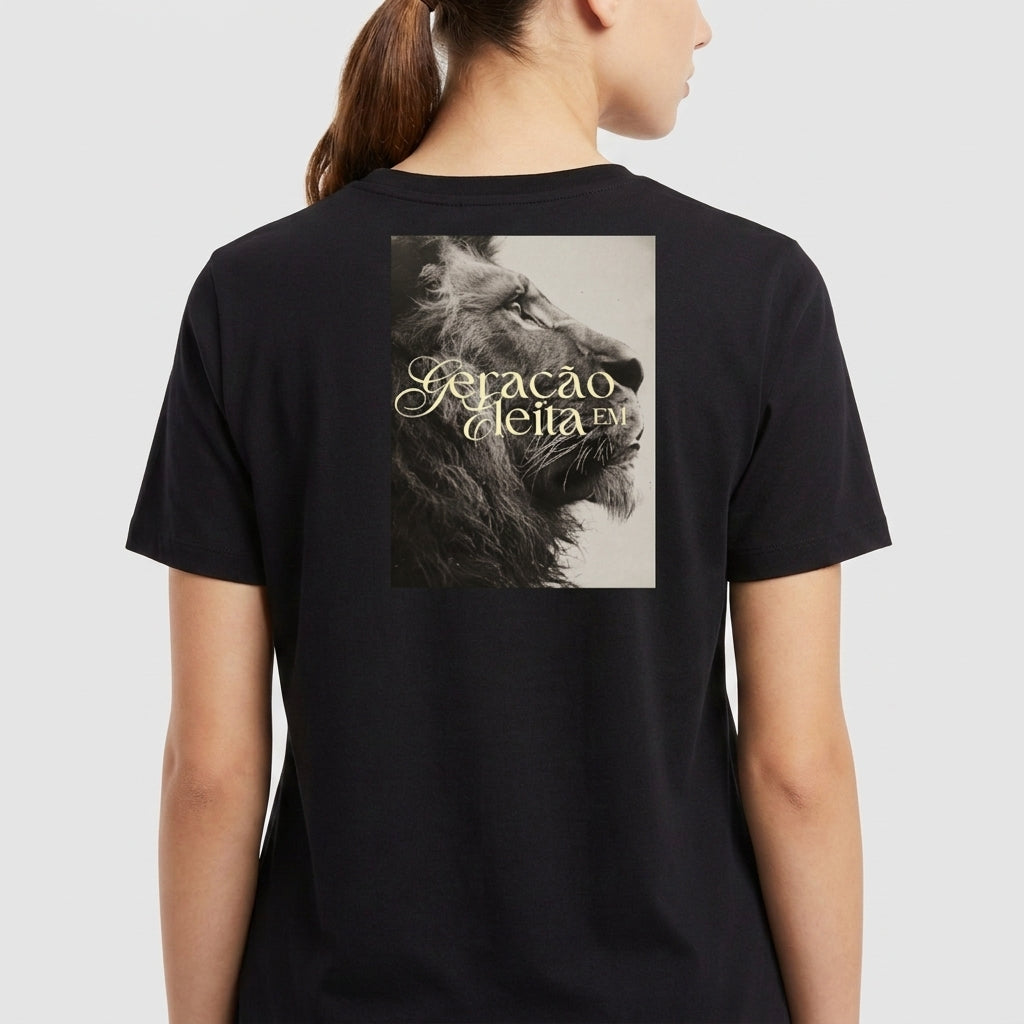 Camiseta com estampa frontal de um coliseu estilizado e estampa traseira de leão em perfil com a frase “Geração de Lêlem" sobre a imagem.