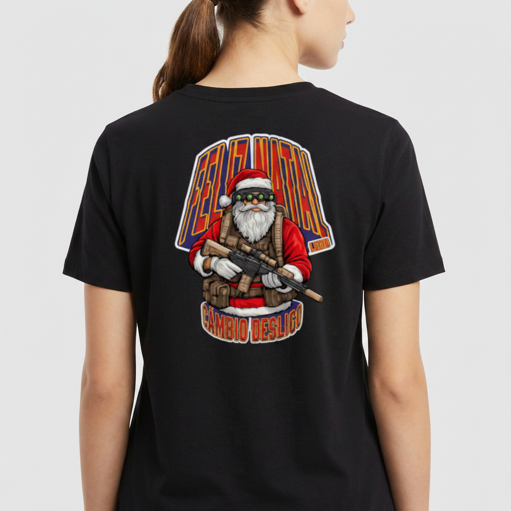 Camiseta com estampa frontal de logo pequeno com texto e estampa traseira de Papai Noel segurando rifle, com textos grandes em estilo festivo.