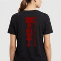 Camiseta com estampa frontal de logotipo circular pequeno e estampa traseira de arte vertical com padrões geométricos e letras estilizadas.