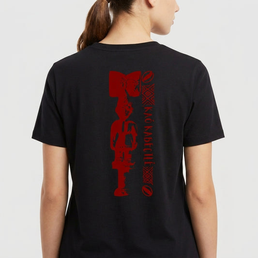 Camiseta com estampa frontal de logotipo circular pequeno e estampa traseira de arte vertical com padrões geométricos e letras estilizadas.